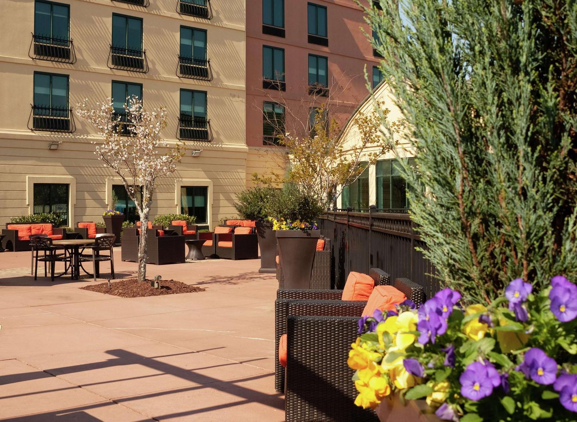 Hilton Garden Inn Atlanta Airport/Millenium Center Exterior foto